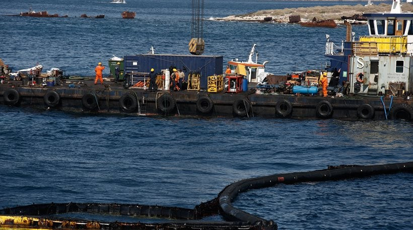 Νέο ναυάγιο στον Σαρωνικό: Στήθηκε φράγμα άμεσα για τη ρύπανση